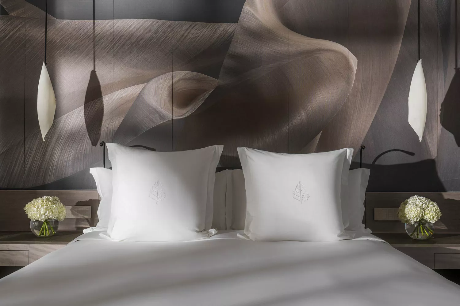 Detailed view of the premium bedding and neutral-toned textures in a guest room at Four Seasons Otemachi.