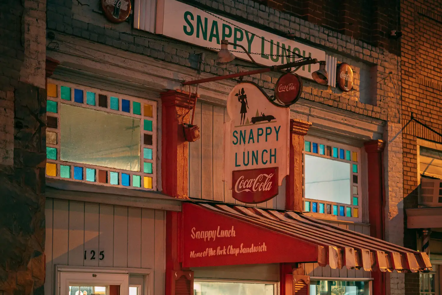 The red and white exterior of the historic Snappy Lunch restaurant.