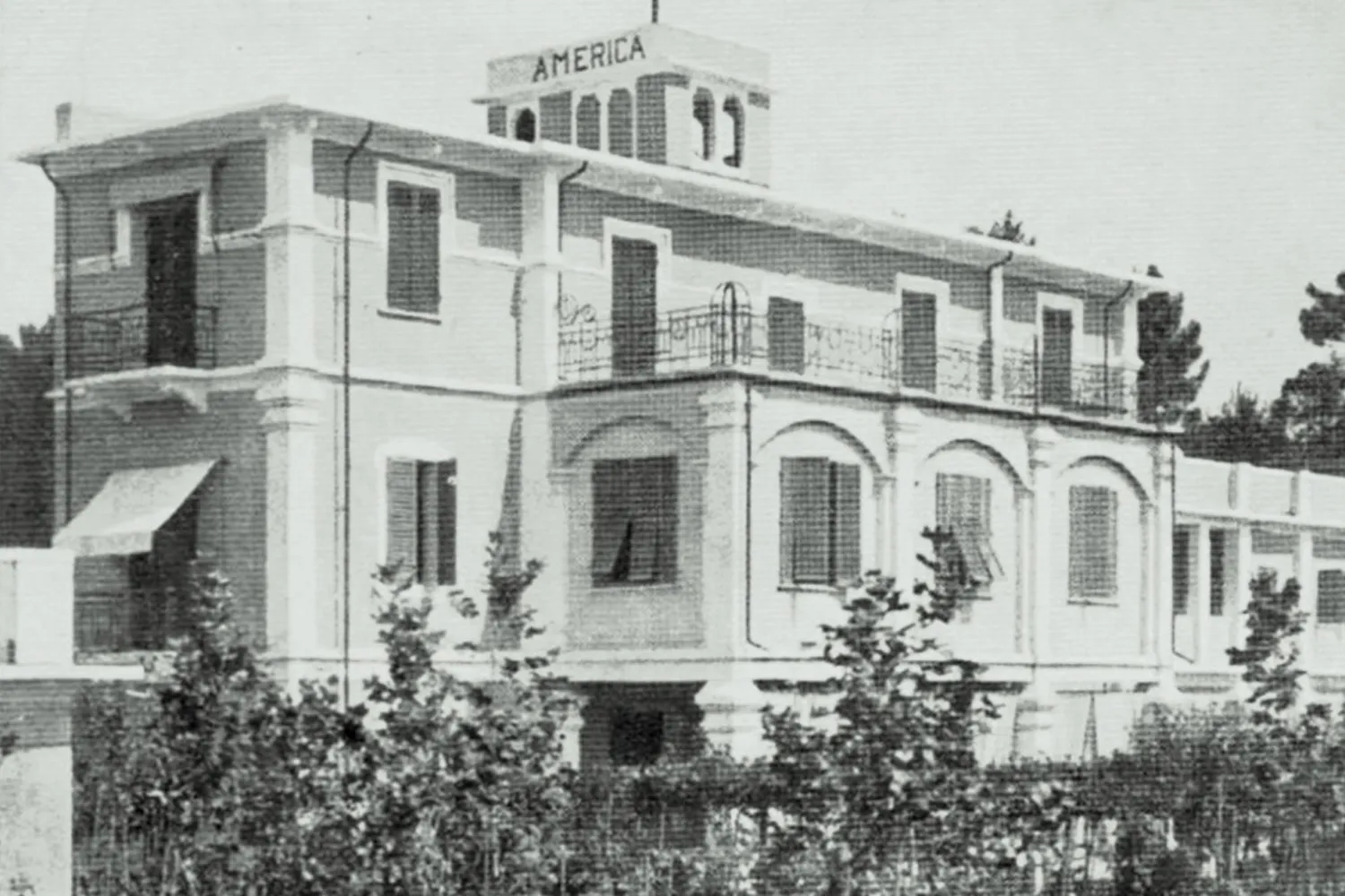 A vintage 1925 photograph of the historic Pensione America building.