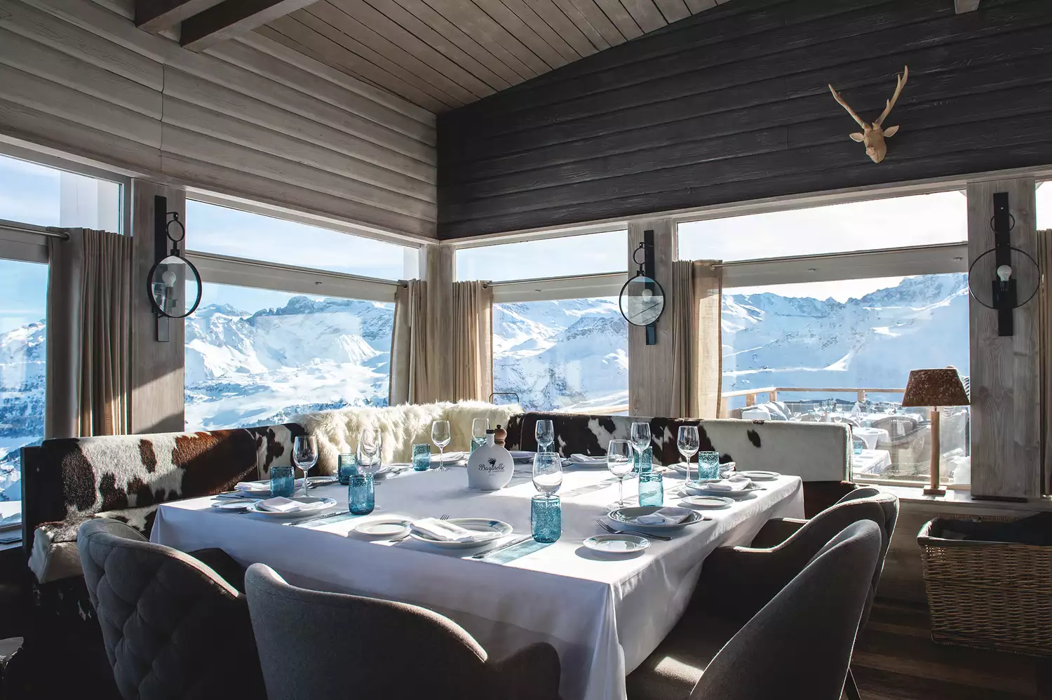 Opulent indoor restaurant dining room with elegant furniture and warm lighting.