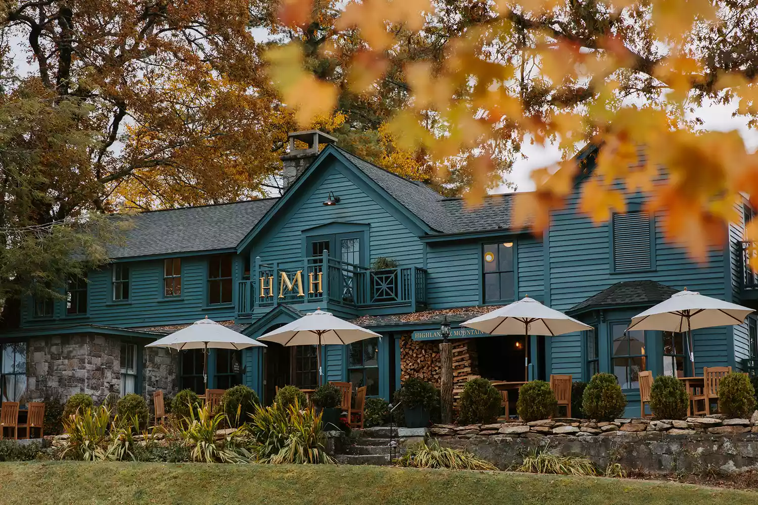 The charming exterior of the Highlander Mountain House property.